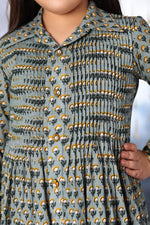 Load image into Gallery viewer, Grey Floral Jaipuri Print Pintucks Long Kurta with Pants