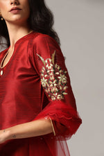 Load image into Gallery viewer, Maroon raw silk resham embroidered kurti paired with pants and a net dupatta
