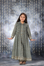 Load image into Gallery viewer, Grey Floral Jaipuri Print Pintucks Long Kurta with Pants
